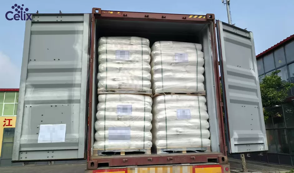 グローバル輸出用にパレット積みされたHPMCの最終品質検査を行うCelix Celluloseの物流チーム。 グローバル輸出用にパレット積みされたHPMCの最終品質検査を行うCelix Celluloseの物流チーム。