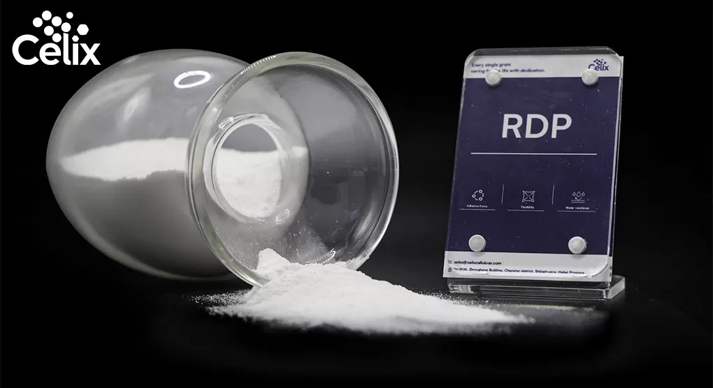 高純度VAE RDPと低グレードの代替品を比較する柔軟性試験を実施するCelix Celluloseの中国人技術者 高純度VAE RDPと低グレードの代替品を比較する柔軟性試験を実施するCelix Celluloseの中国人技術者